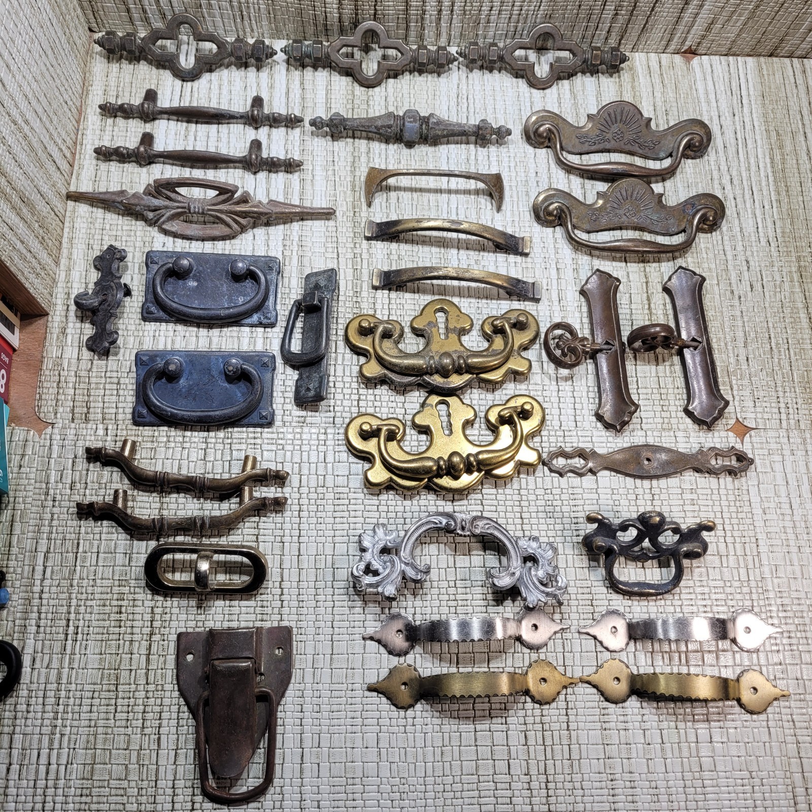 Mixed Lot of Dresser Drawer Pulls Handles (ALL IN PHOTO) NO SCREWS