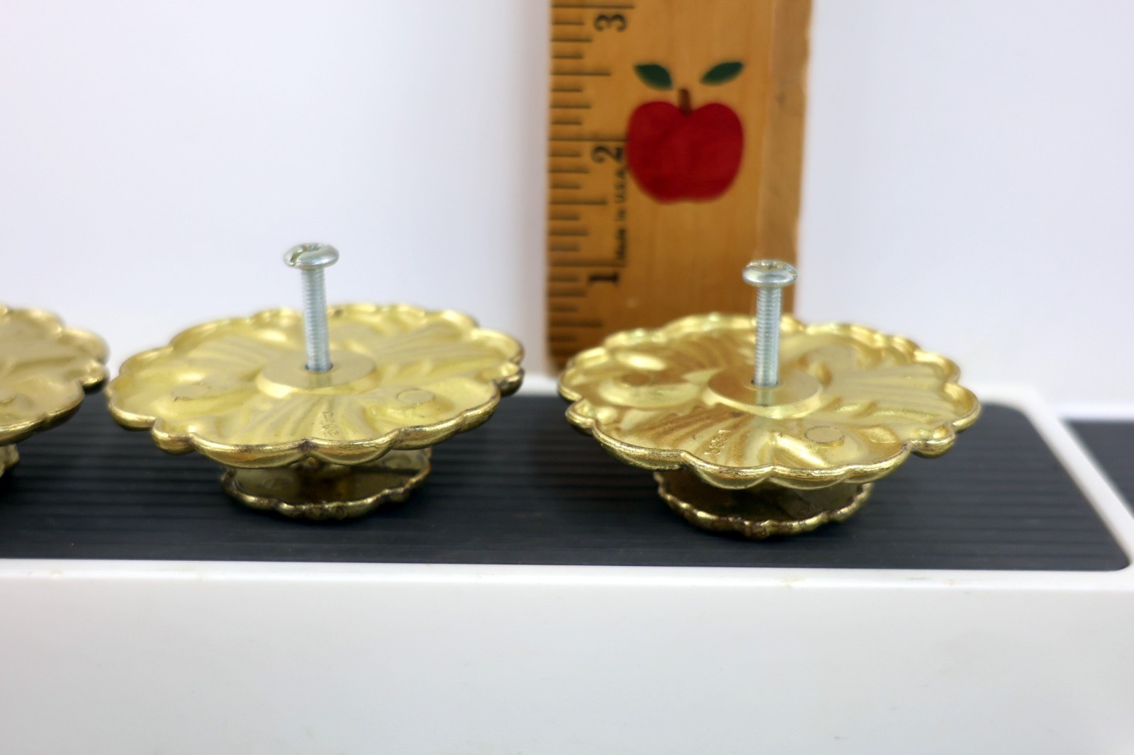Lot x 4 Amerock Floral French Provincial Drawer Pull Knobs White/Brass Backplate