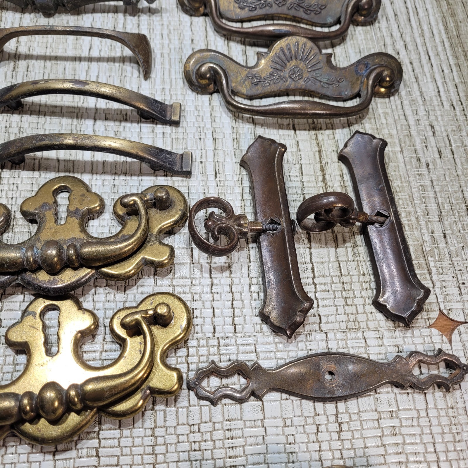 Mixed Lot of Dresser Drawer Pulls Handles (ALL IN PHOTO) NO SCREWS