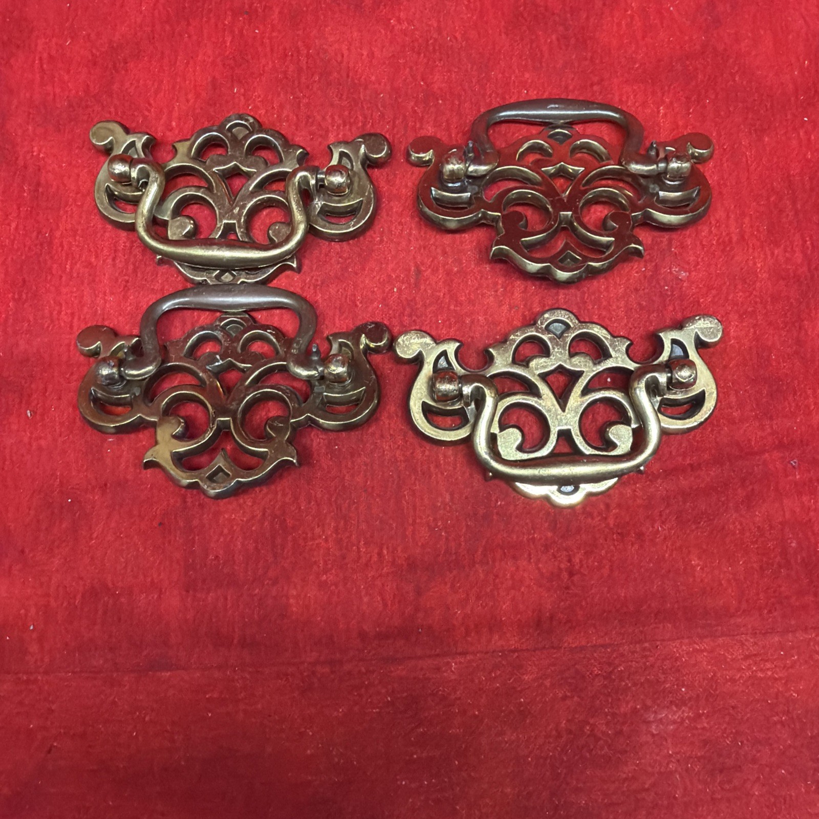 SET OF 4 ORNATE VINTAGE BRASS CHIPPENDALE STYLE BATWING DRAWER PULLS (k40)