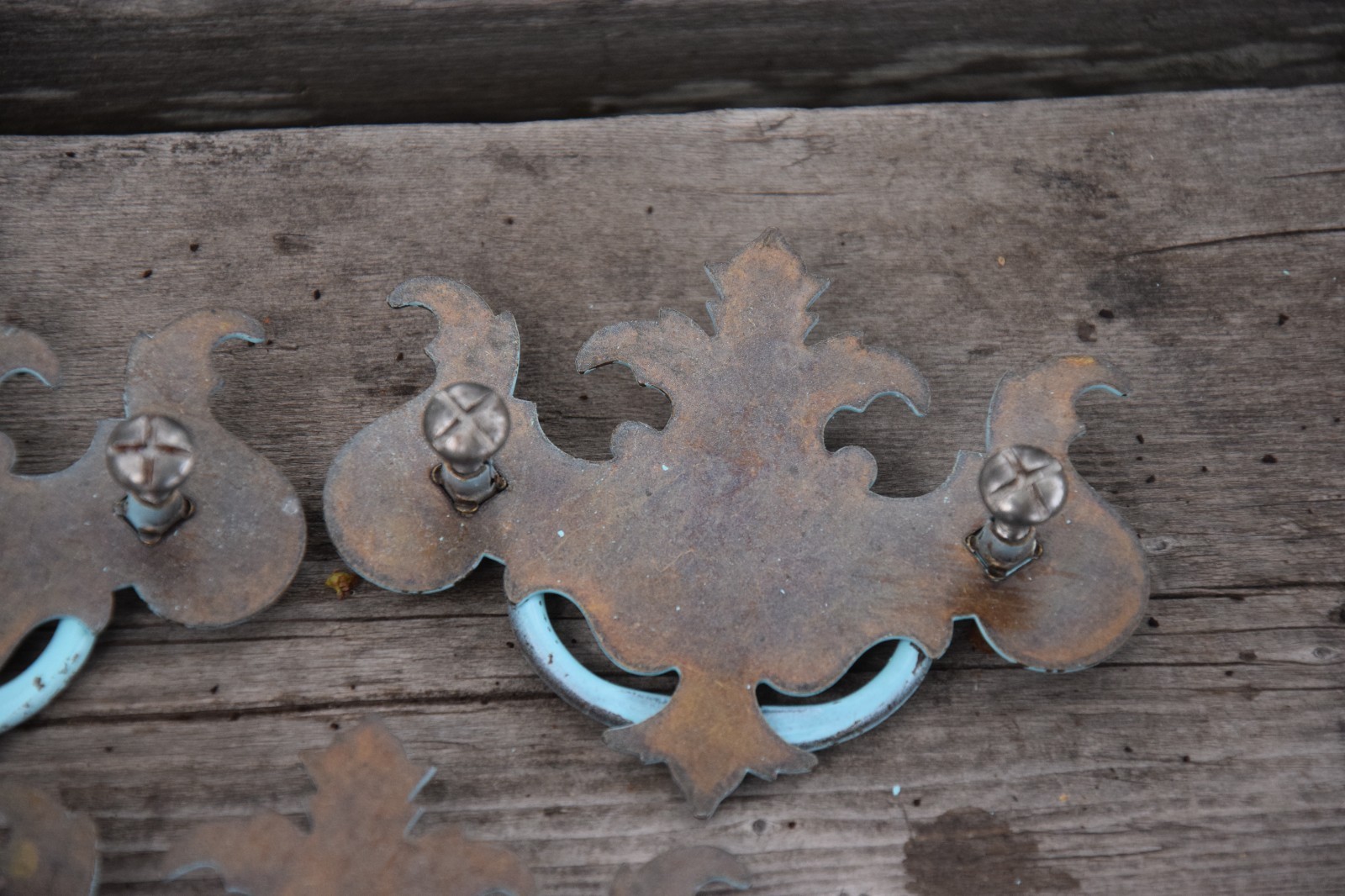 FLEUR DE LIS CHEST OF DRAWERS PULL HANDLE HARDWARE LOT OF 7 PULLS WITH SCREWS