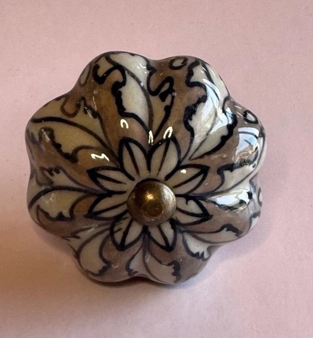 Set 6 Antique Style Ceramic Hand Decorated Bronze Tone Drawer Pulls Knobs Flower