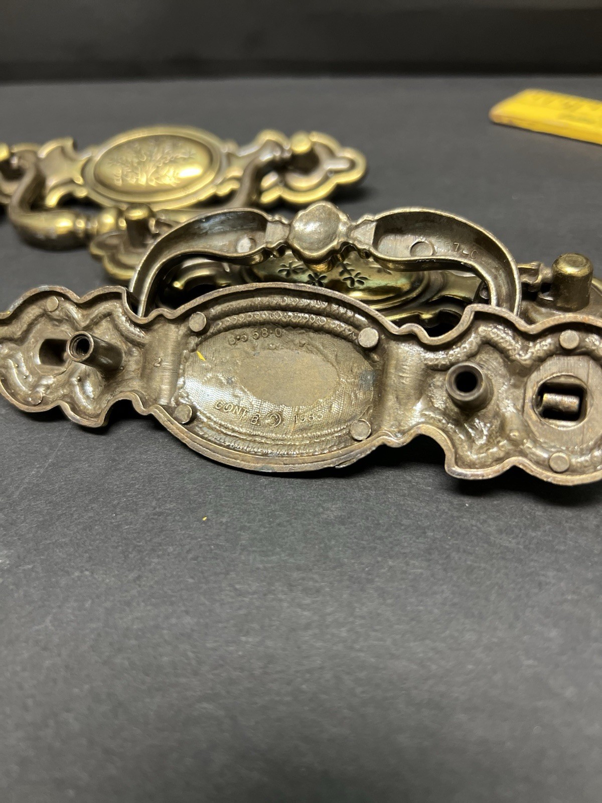 Lot (6) Vintage Bail Pull Features An Ornate Oval Backplate With Floral Design