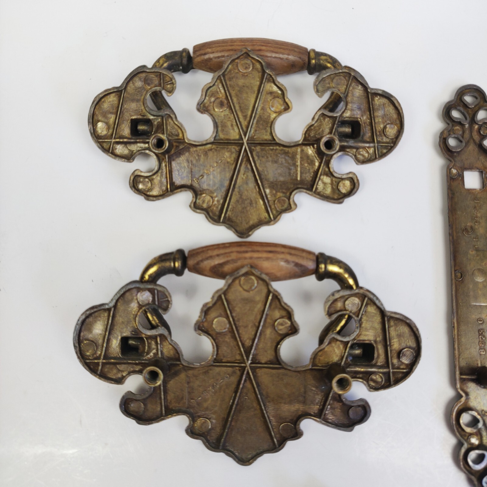 Vgt Brass Wood Oak Drawer Pull Set Batwing Bail, Drop Pulls Keyhole Backplate