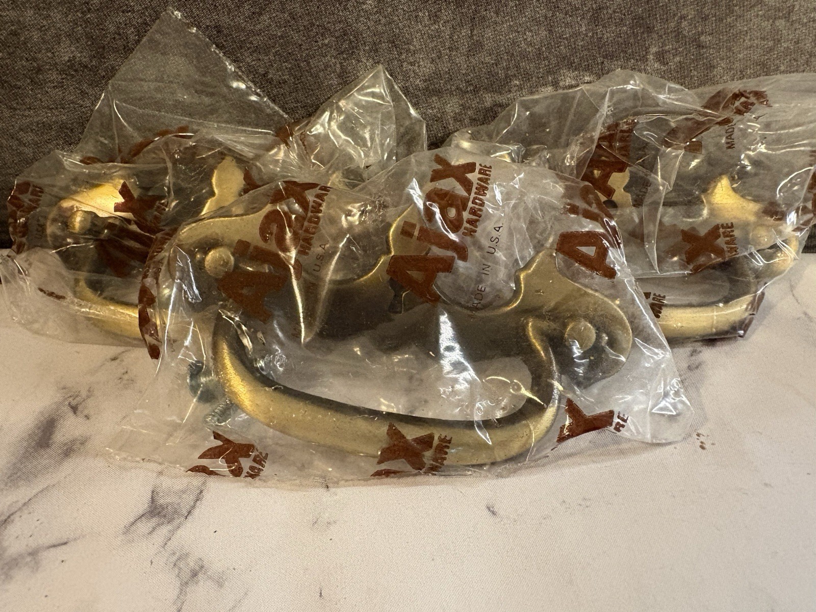 LOT 4 NOS VINTAGE BRASS AJAX FIXED BAIL BATWING DRAWER PULLS 3″ MOUNTINGS KEY HO