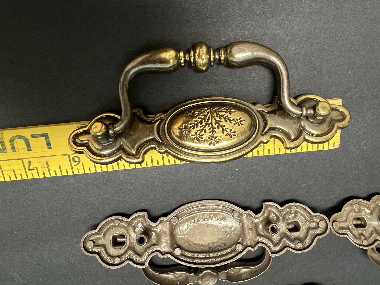 Lot (6) Vintage Bail Pull Features An Ornate Oval Backplate With Floral Design