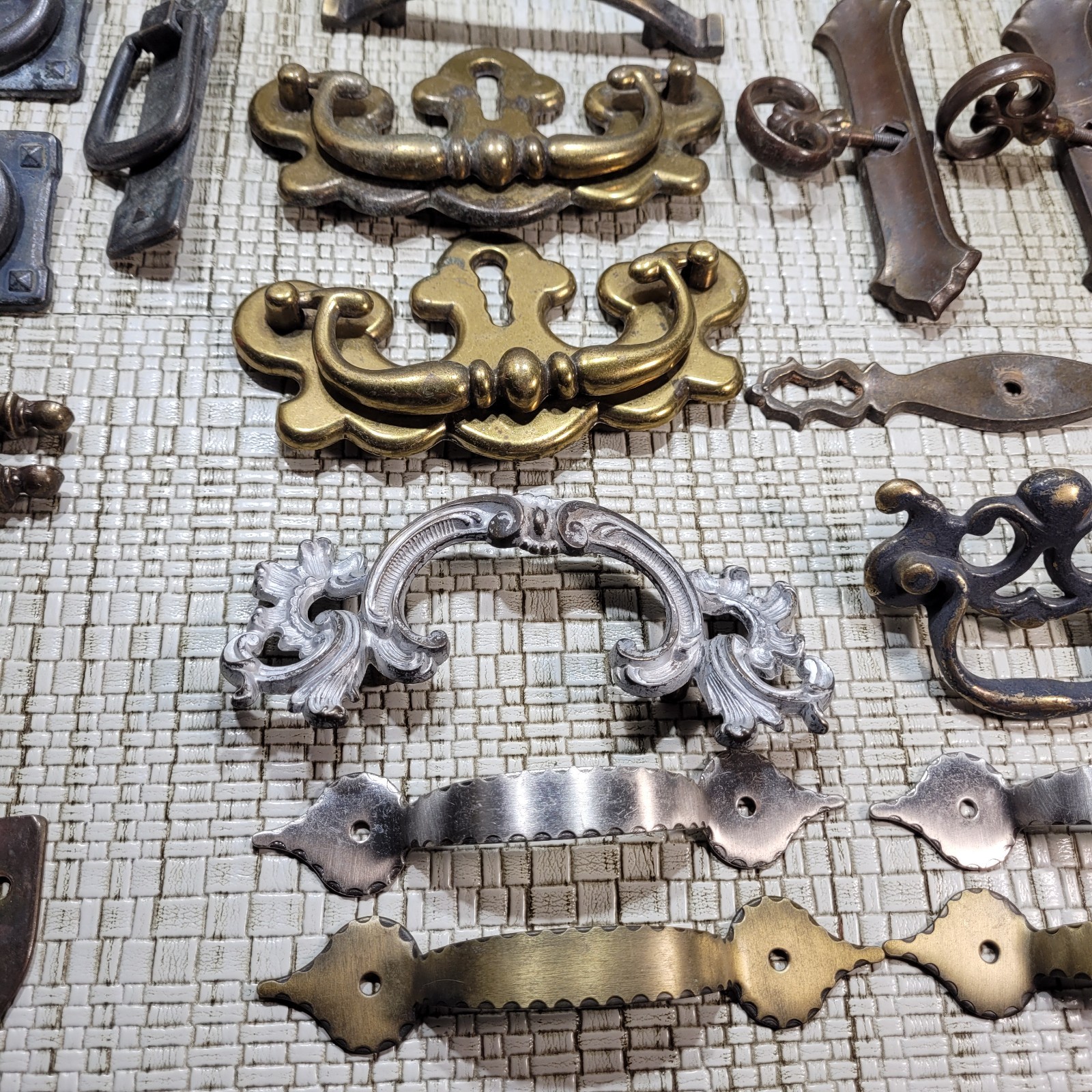 Mixed Lot of Dresser Drawer Pulls Handles (ALL IN PHOTO) NO SCREWS