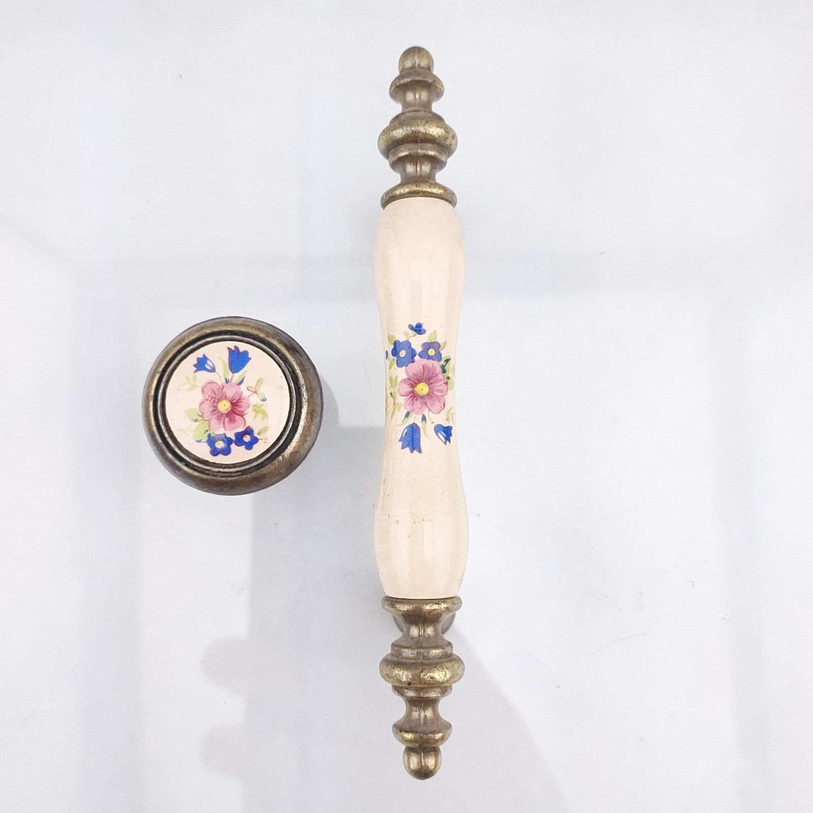 1960s Floral Beige Porcelain Brass End 3″ Drawer Pull Handle & Rounds Nat’l Lock