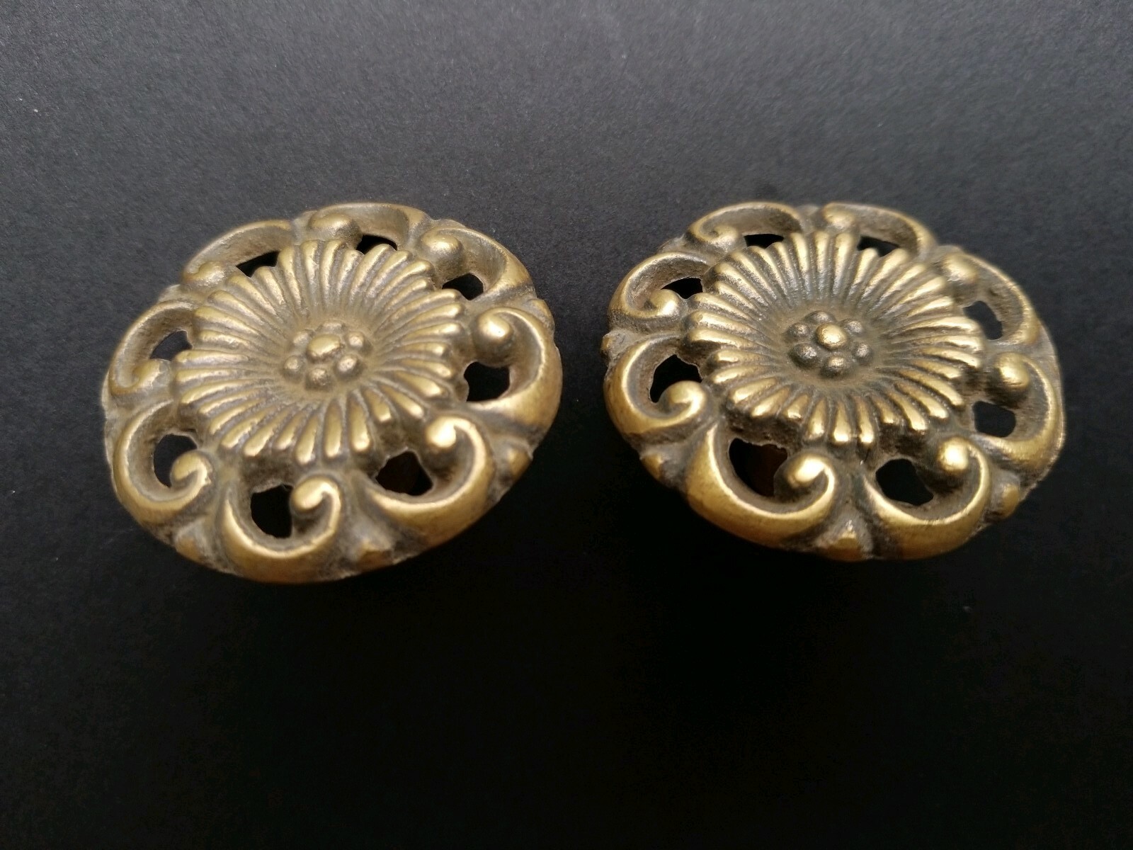 4 Antique Style Solid Brass ROUND KNOBS Ornate FLORAL 1-5/8″ dia. #K24