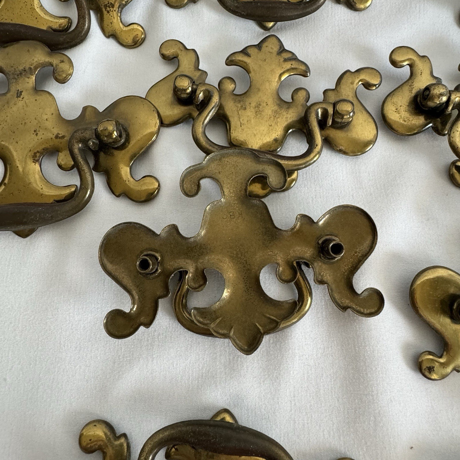 VTG Set Of 23 KBC (KEELER BRASS CO) Brass Drawer Pulls 6 Lg 14 Sm w/all But 2 Sc