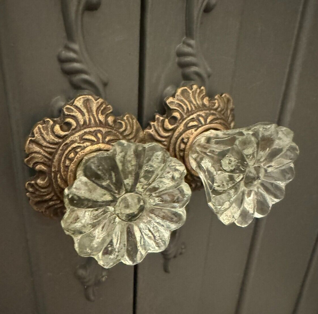 ONE; Vintage-Brass Metal Flower Crystal Clear Glass bronzed Knob Handle pulls