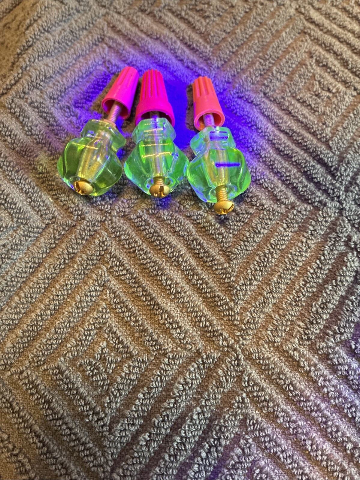 Set of 3 Vintage 1″ Hexagon Green Uranium ? Glass Cabinet Knobs GLOWS