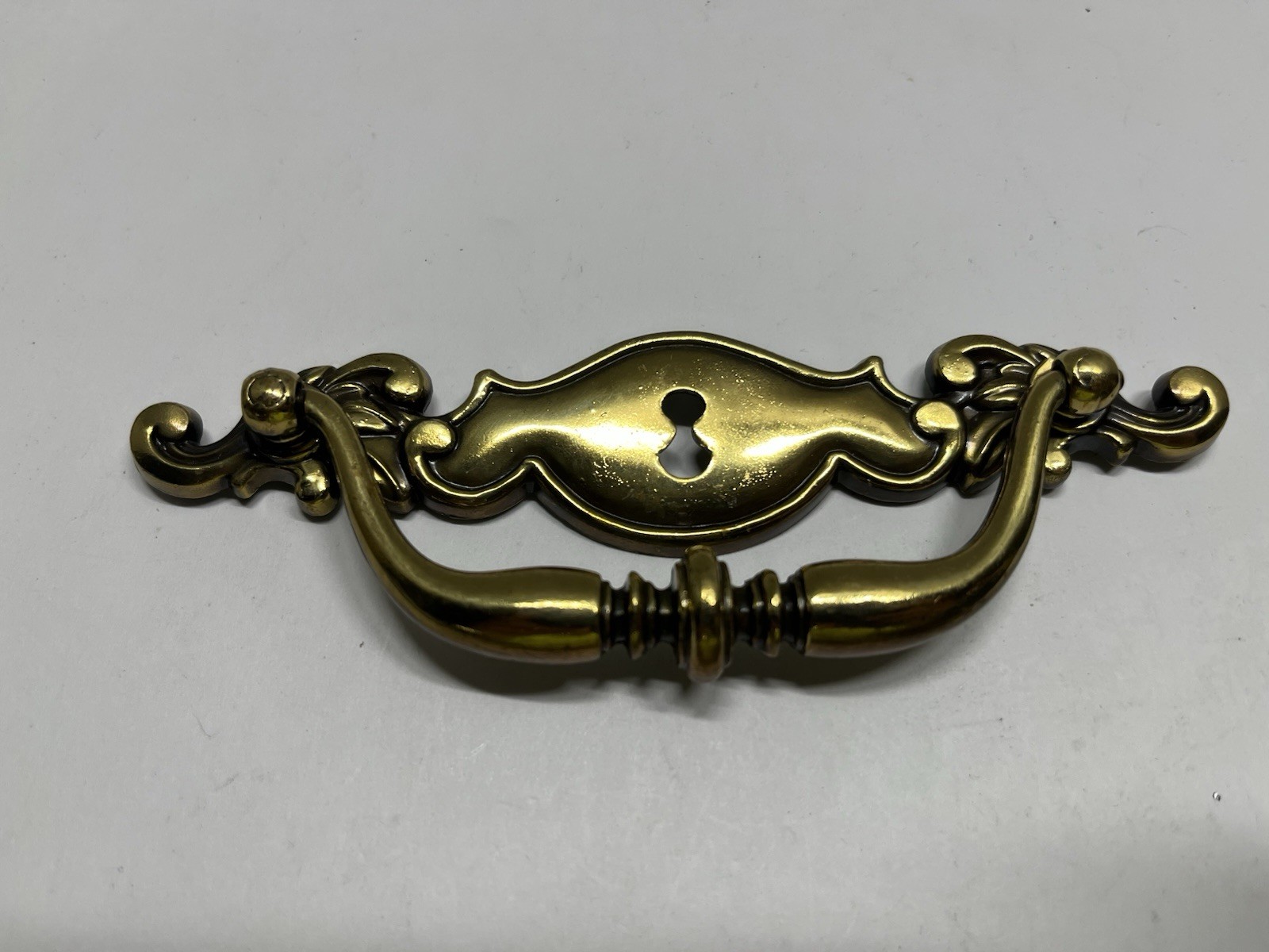 Vtg.NOS Heavy Brass Plated Chippendale Style W/Keyhole Center Drop Bail Pull