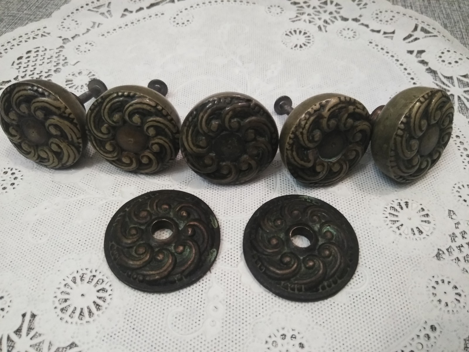 VTG. ROUND 1.5″ ANTIQUE DRAWER PULLS ORNATE HEAVY BRASS (5PK BUNDLE)