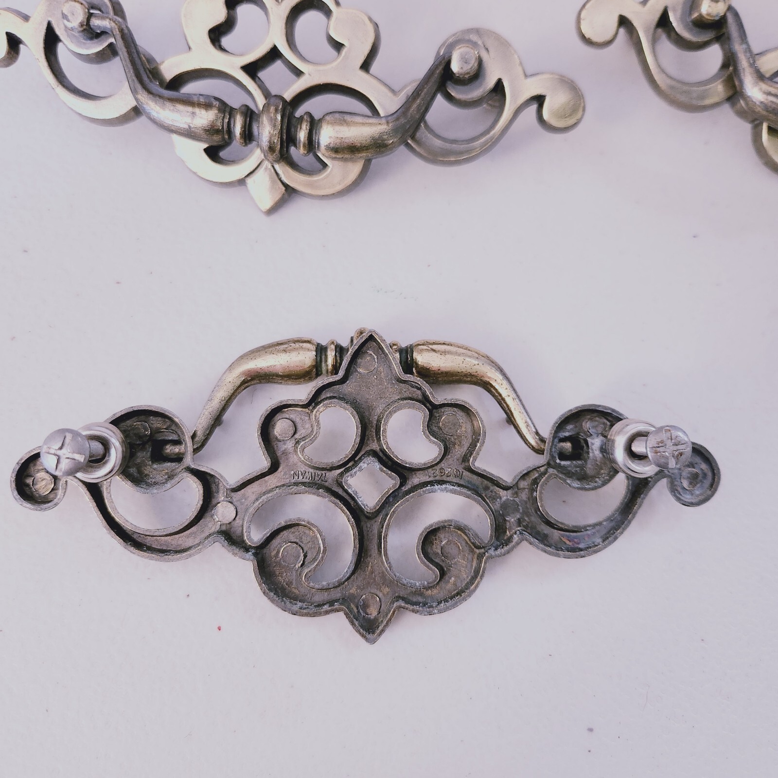 Vtg Salvaged Reclaimed Pulls Handles Dressers Metal Brass Mixed Hardware Lot