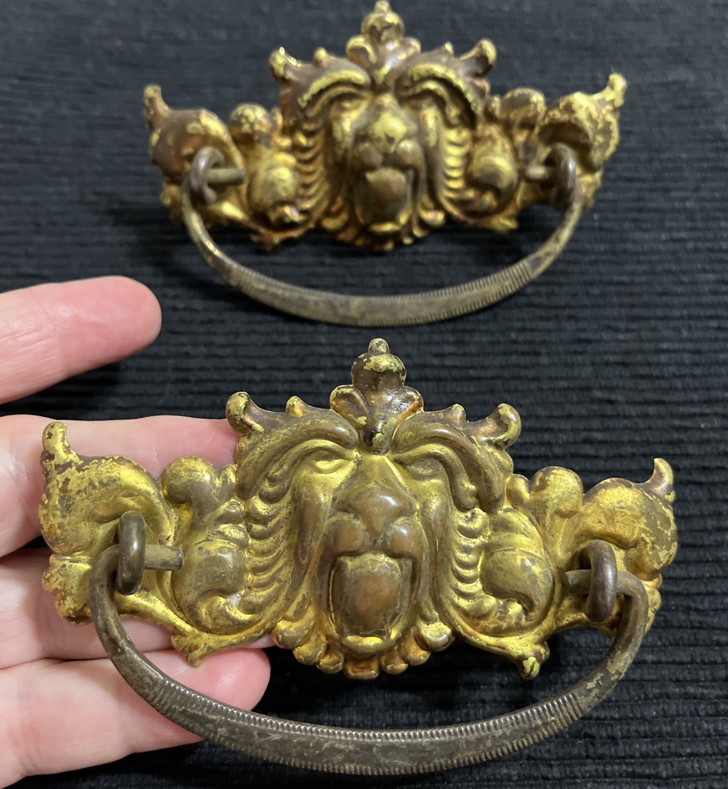 LION HEAD LOT OF 2 DRAWER PULLS BRASS BACKPLATE, METAL HANDLE ANTIQUE-VINTAGE ⭐️