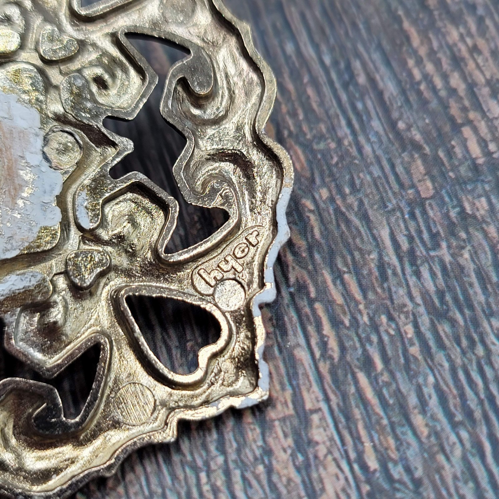 Vintage Provincial Back Plate Ornate Gold & White
