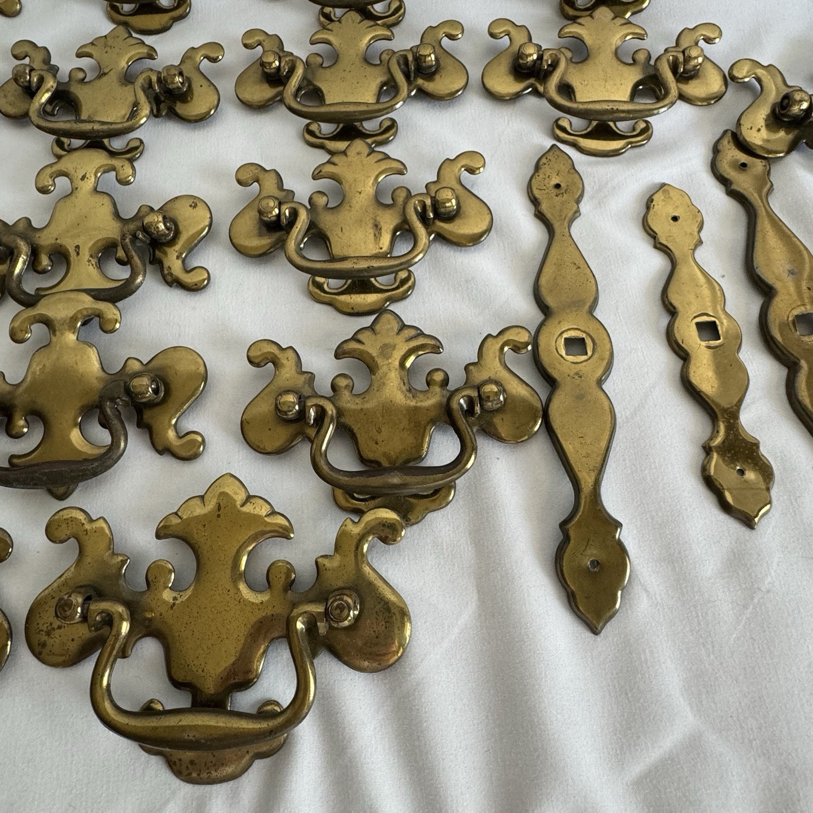 VTG Set Of 23 KBC (KEELER BRASS CO) Brass Drawer Pulls 6 Lg 14 Sm w/all But 2 Sc