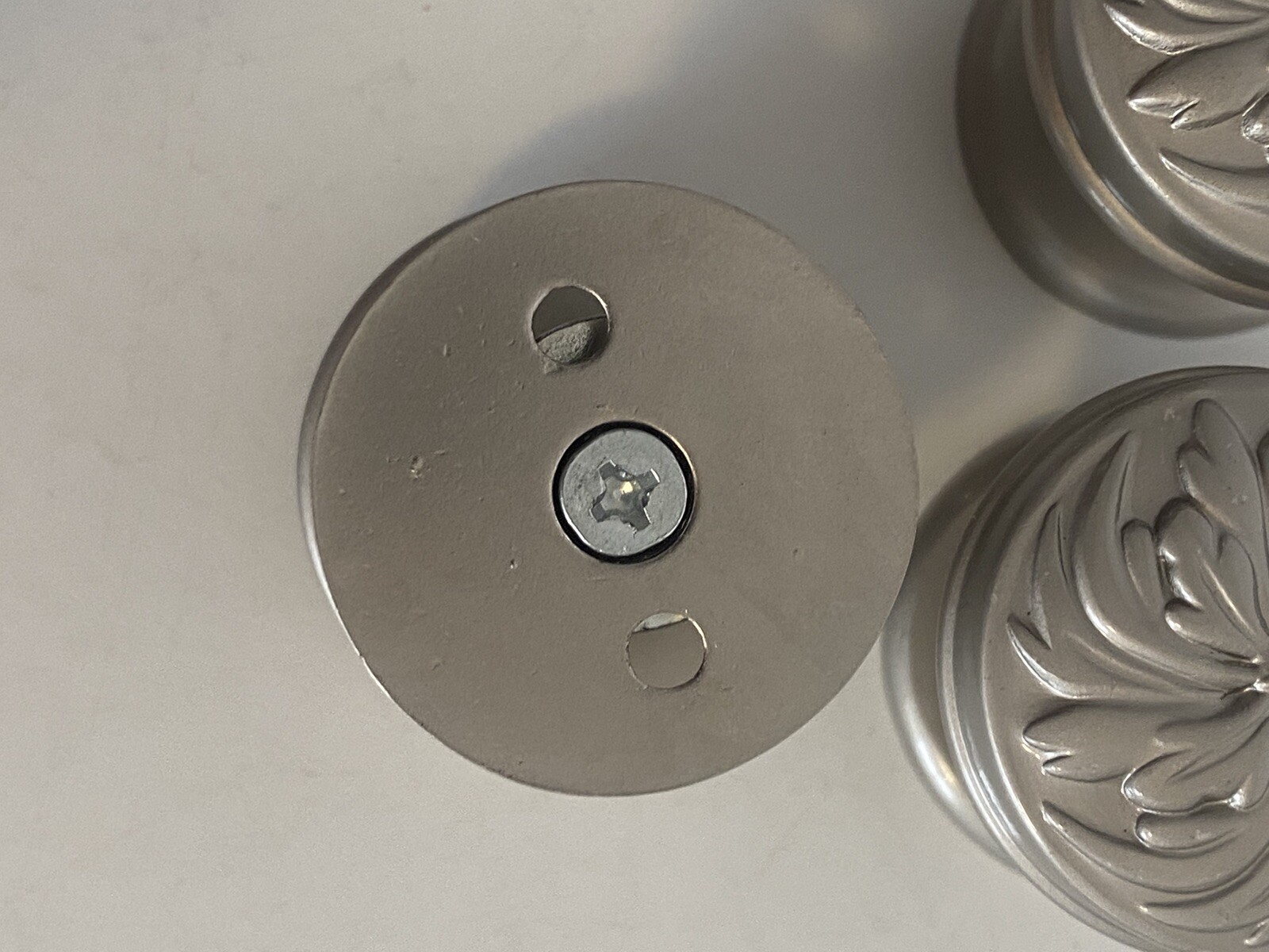 3x – Pewter Look Pulls Raised Floral 1-1/4” Round w/In/Out Mounting Bracket Read