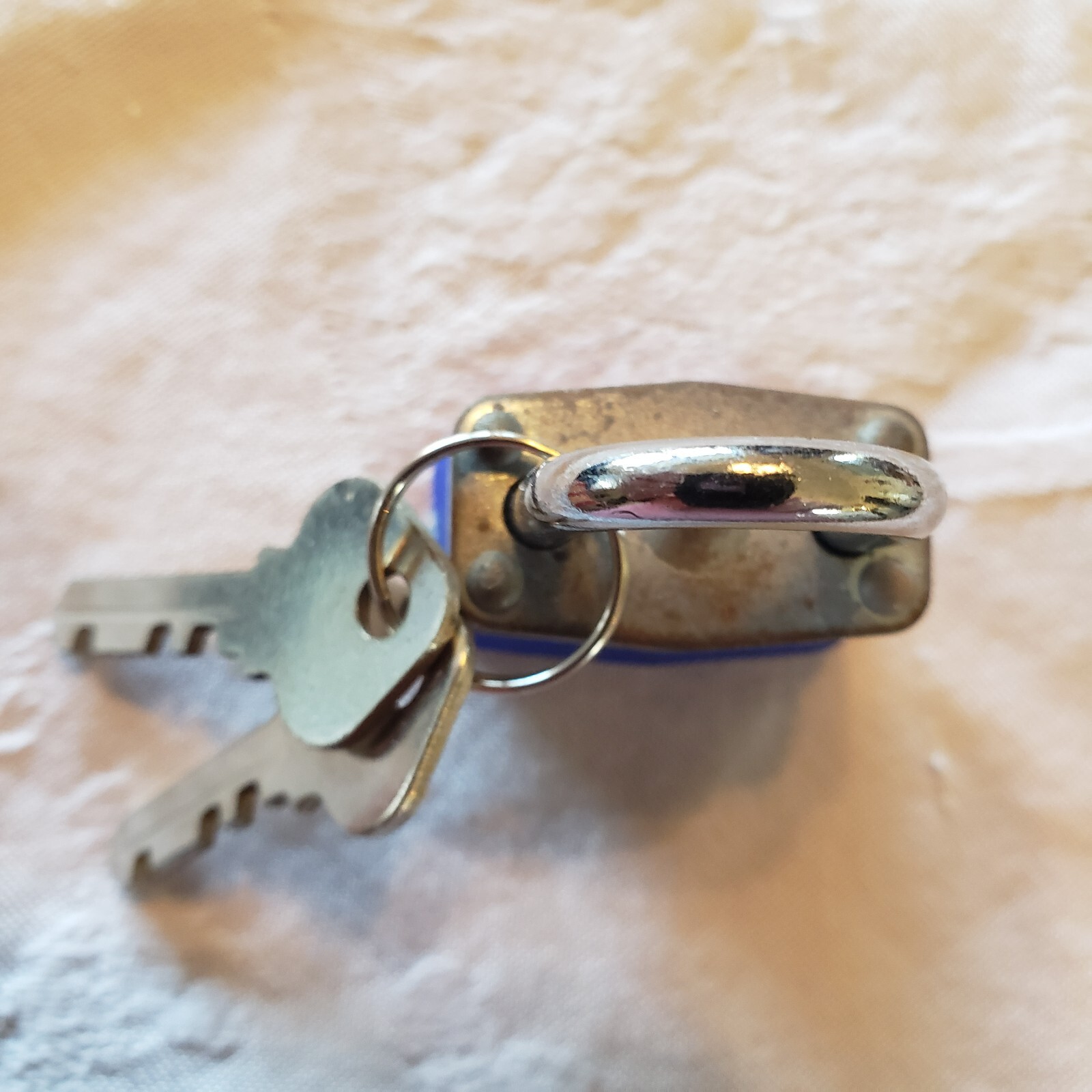 VTG Pad Lock 30mm with Two Keys Chrome 1.25″ Wide 1.75″ Tall Blue Edge