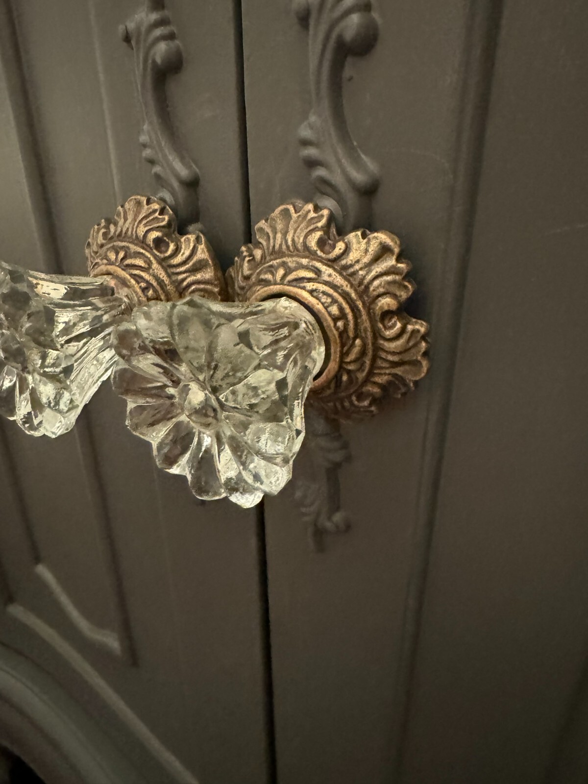 ONE; Vintage-Brass Metal Flower Crystal Clear Glass bronzed Knob Handle pulls