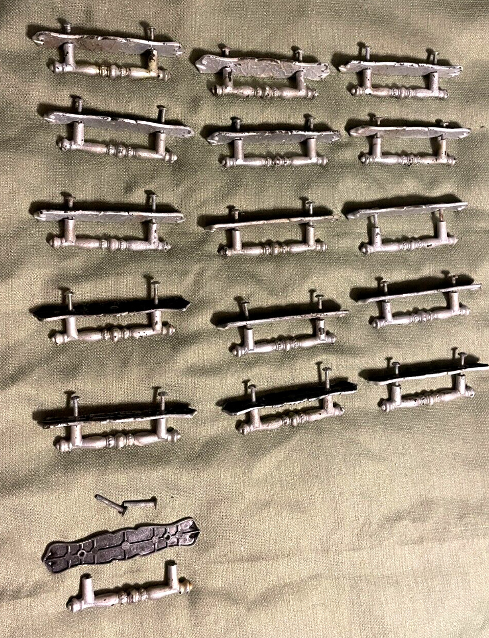 vintage 1971 (LOT OF 16) AMEROCK “CARRIAGE HOUSE” BRASS DRAWER PULLS 176A-1 rare