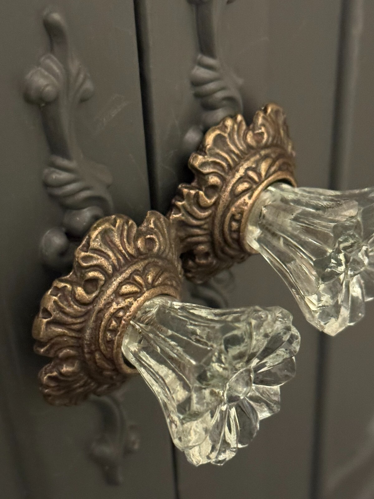 ONE; Vintage-Brass Metal Flower Crystal Clear Glass bronzed Knob Handle pulls
