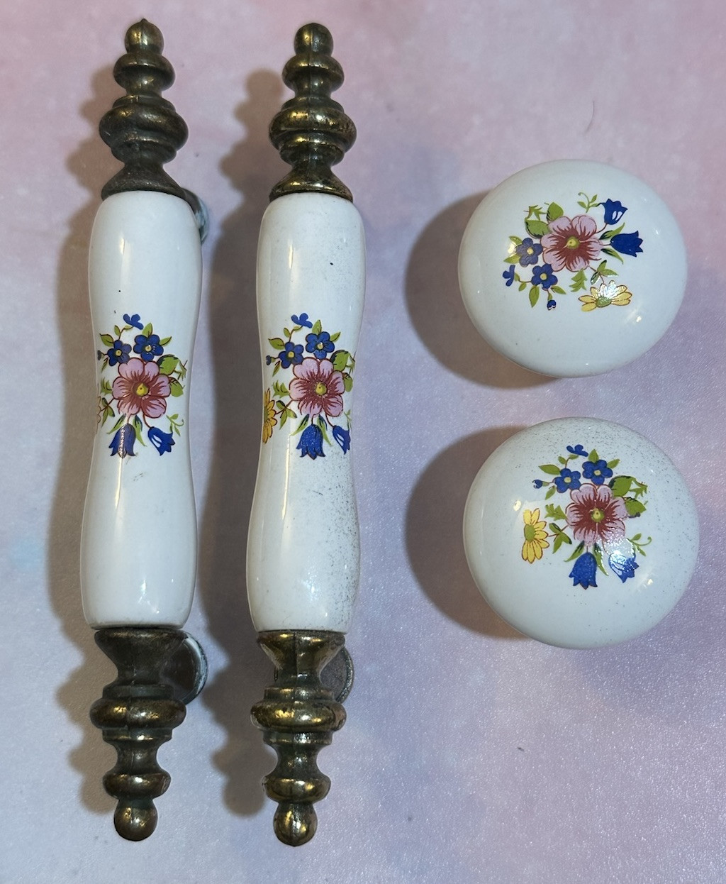 Vtg 2 Drawer Pull Handles & 2 Knobs 1960s White Porcelain & Brass Floral Design