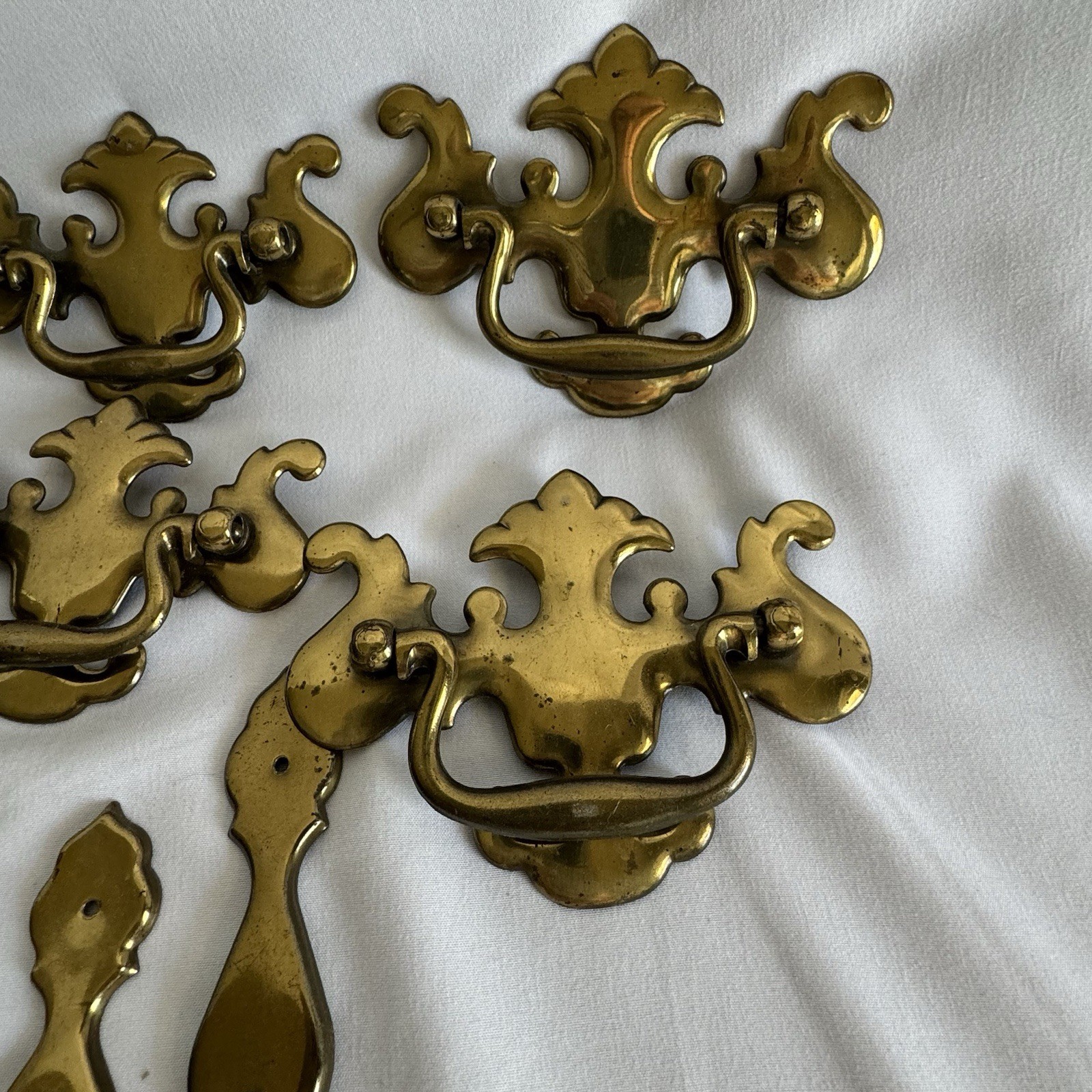 VTG Set Of 23 KBC (KEELER BRASS CO) Brass Drawer Pulls 6 Lg 14 Sm w/all But 2 Sc