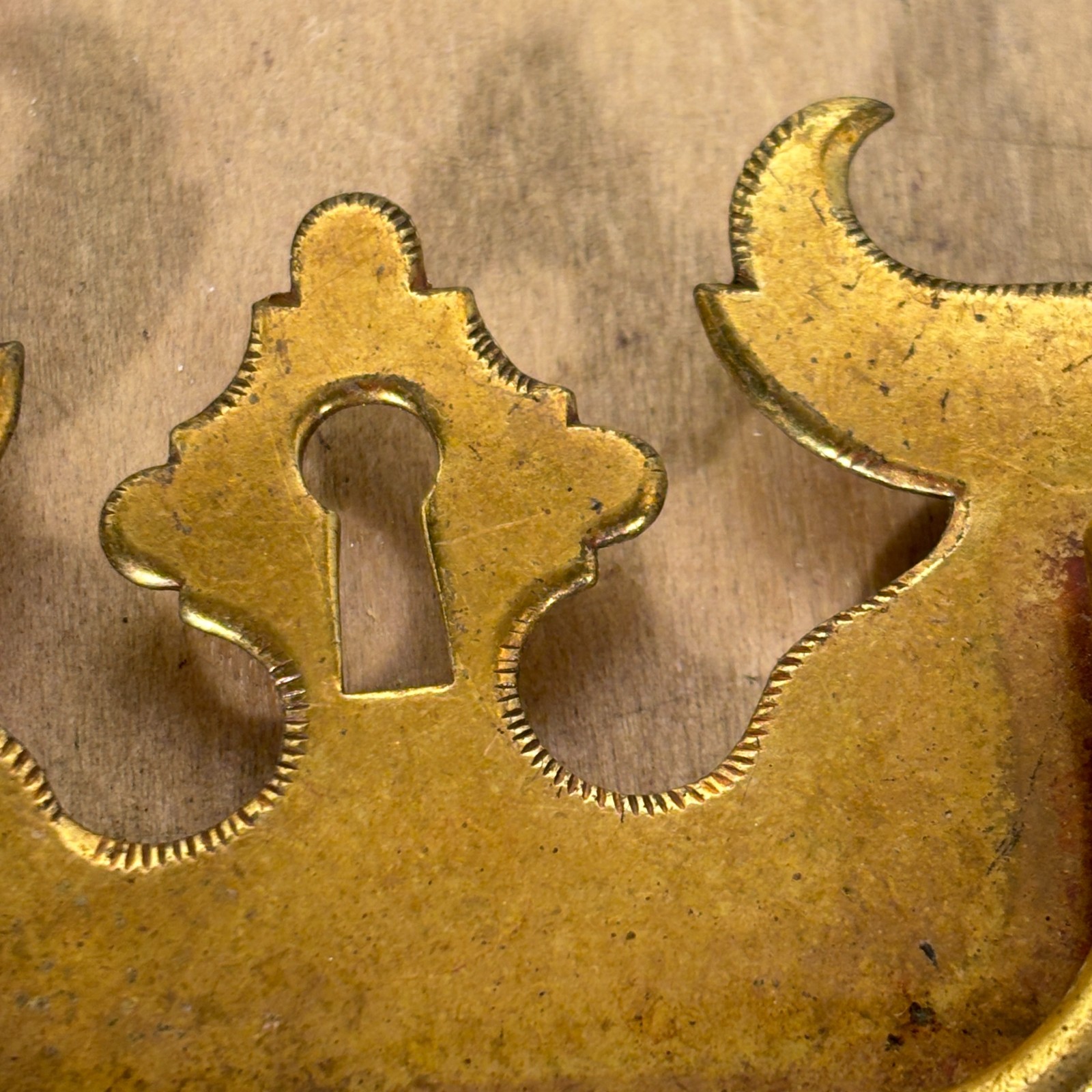 Pair Vtg Brass Chippendale Batwing Drawer Pulls w Etched Details on Edges #4686