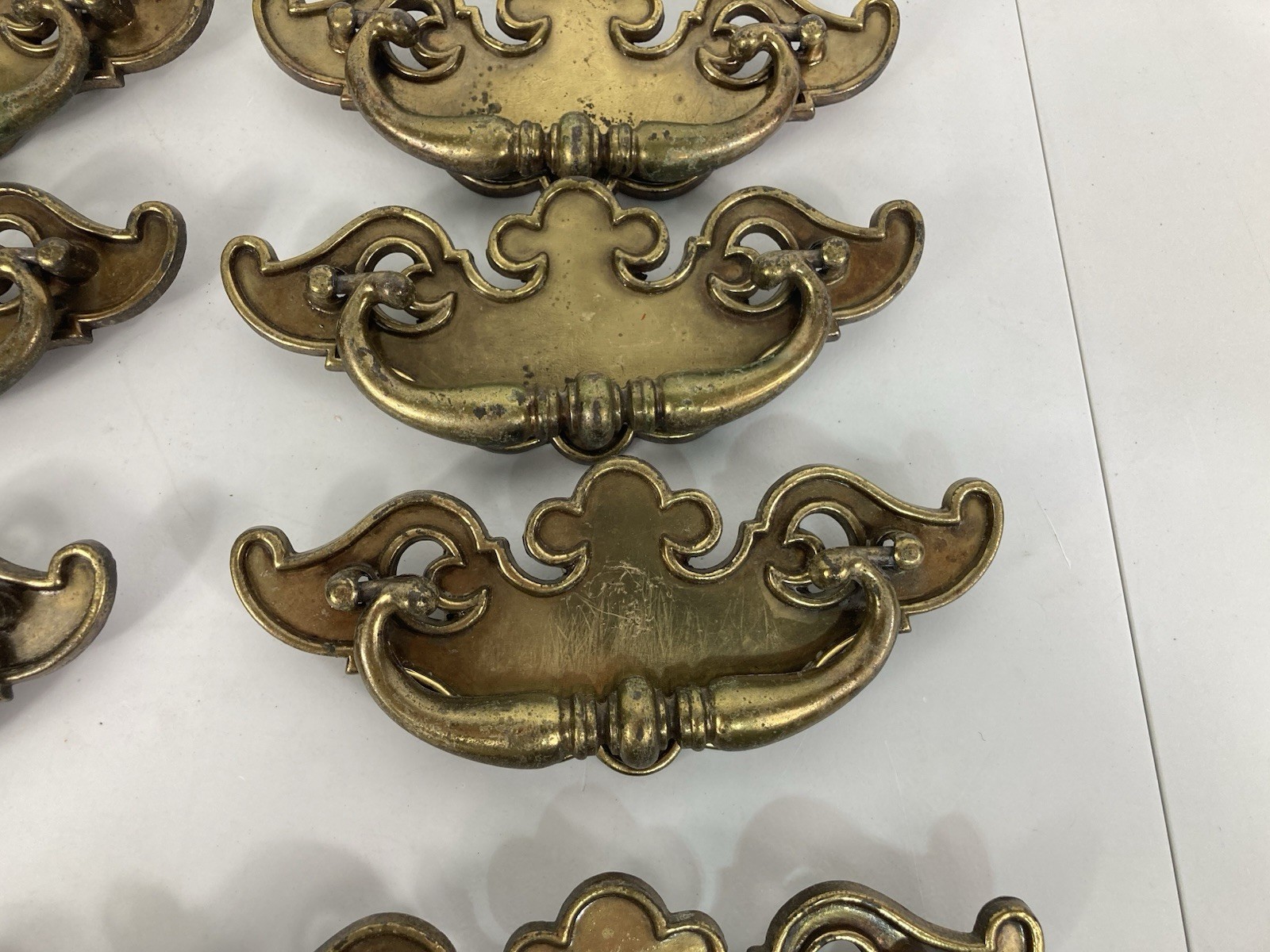 Vtg Reclaimed Brass Chippendale Batwing Bail Drawer Pulls Set Of 14 Patina