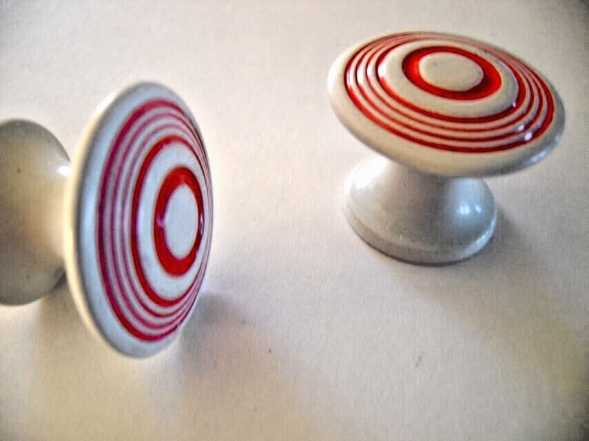 One Vintage Nos White Enamel Metal Drawer / Cabinet Knob Red Concentric Circles