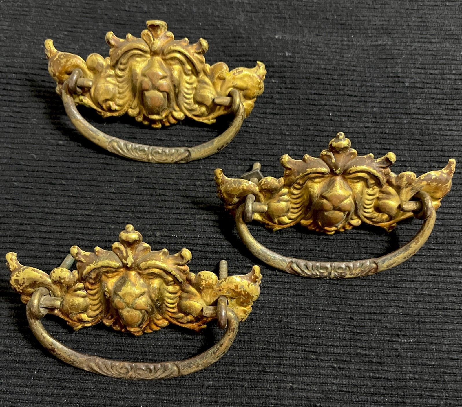 LION HEAD LOT OF 3 DRAWER PULLS BRASS BACKPLATE, METAL HANDLE ANTIQUE-VINTAGE ⭐️