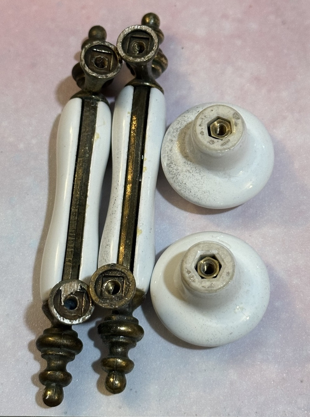 Vtg 2 Drawer Pull Handles & 2 Knobs 1960s White Porcelain & Brass Floral Design