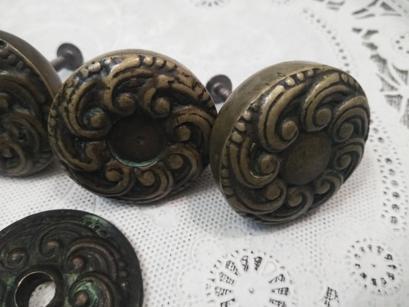 VTG. ROUND 1.5″ ANTIQUE DRAWER PULLS ORNATE HEAVY BRASS (5PK BUNDLE)