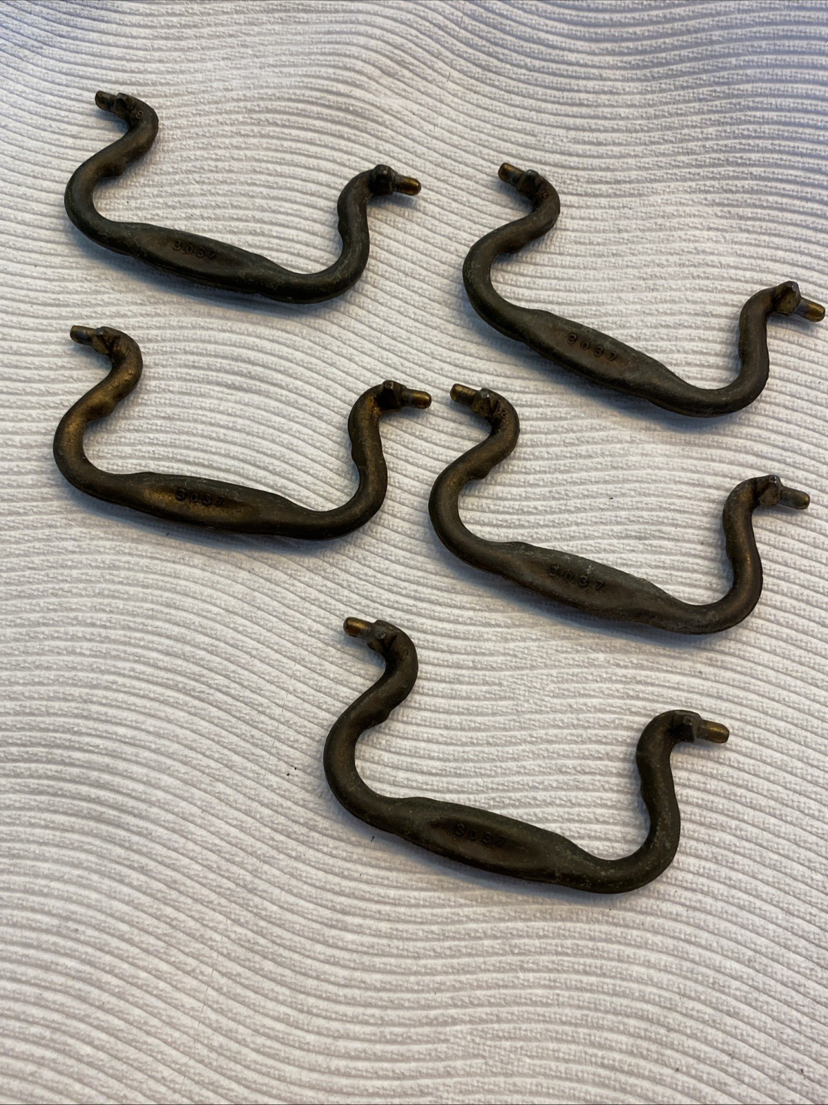Lot Of 5 Antique Ornate Brass Swan Neck Textured 3″ Drawer Ball Pulls Handles