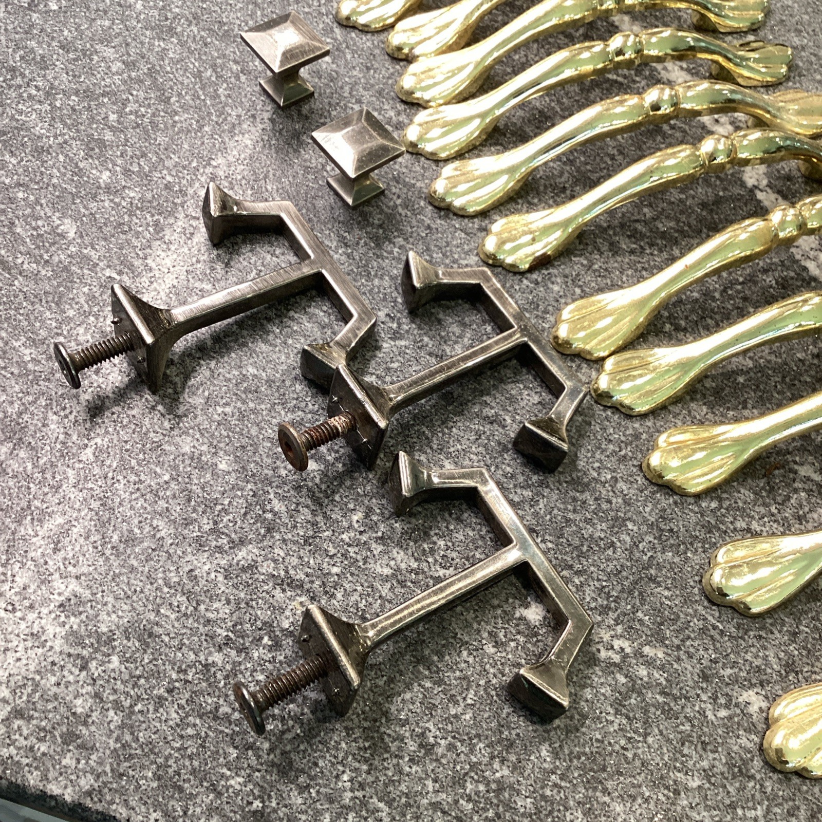 Vintage Reclaimed Hardware Drawer Pulls Handles Misc Mixed Lot 32 Pieces