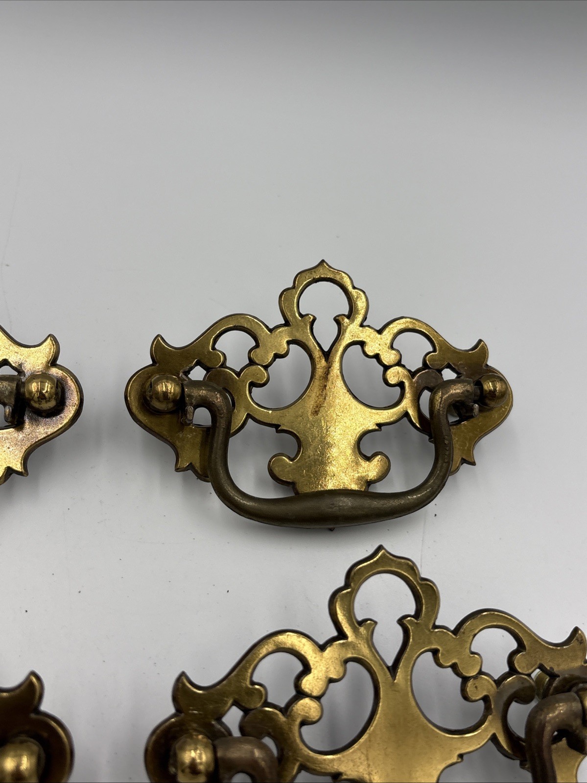 SET OF 4 ORNATE VINTAGE BRASS CHIPPENDALE STYLE BATWING DRAWER PULLS N4381