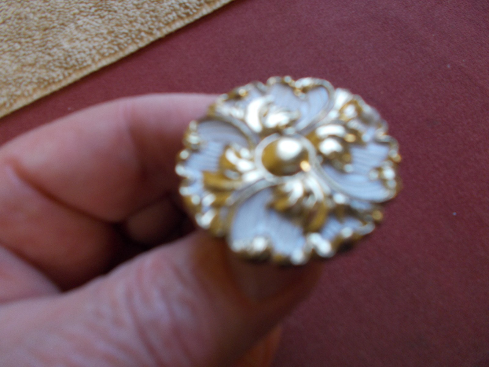 VGT AJAX DRAWER PULL # 993 GOLD TONE COLOR WHITE HANDLE KNOB FLORAL