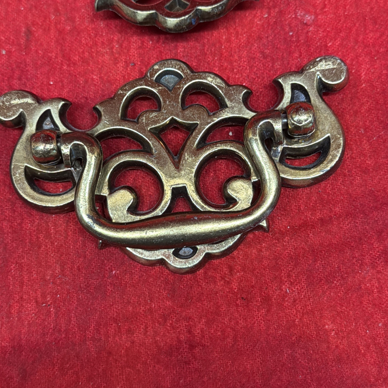 SET OF 4 ORNATE VINTAGE BRASS CHIPPENDALE STYLE BATWING DRAWER PULLS (k40)
