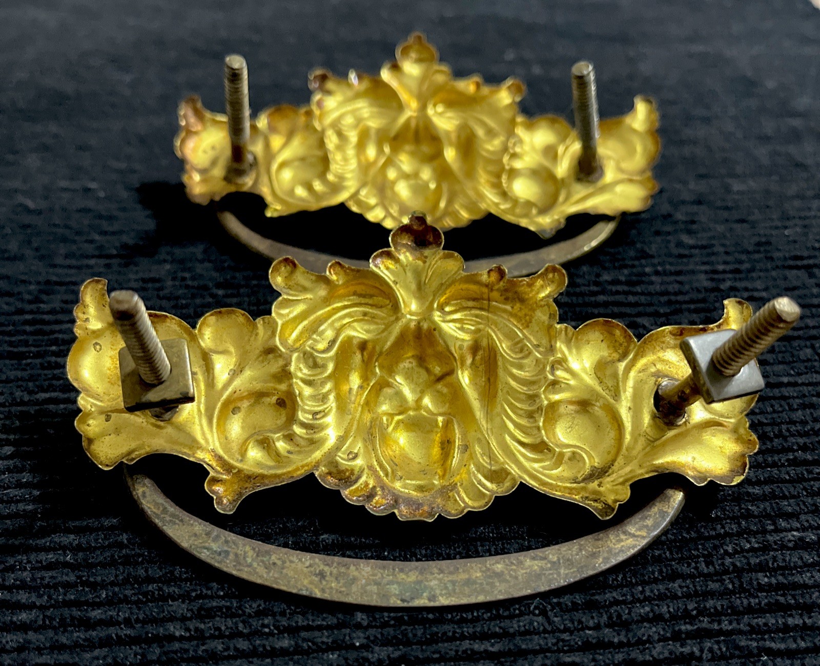 LION HEAD LOT OF 2 DRAWER PULLS BRASS BACKPLATE, METAL HANDLE ANTIQUE-VINTAGE ⭐️