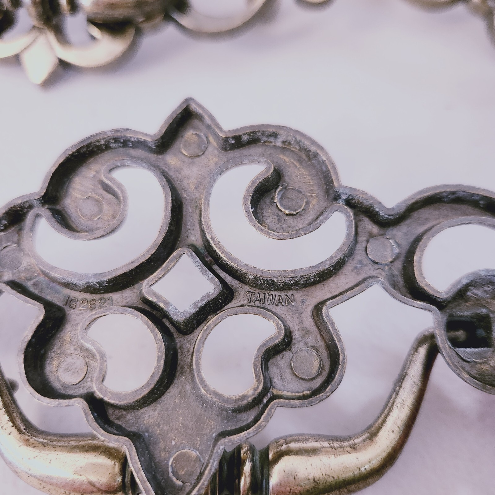 Vtg Salvaged Reclaimed Pulls Handles Dressers Metal Brass Mixed Hardware Lot