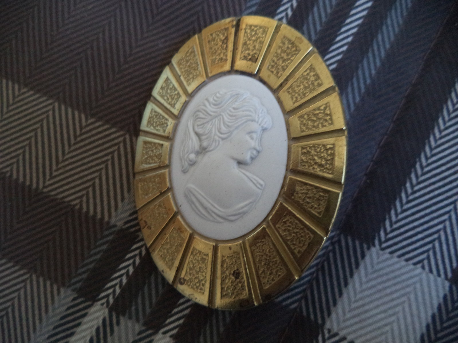 VINTAGE SIX CAMEO DRAWER PULLS WHITE FRAMED IN GOLD BRASS LOOK