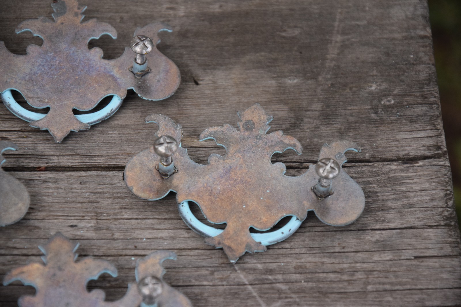 FLEUR DE LIS CHEST OF DRAWERS PULL HANDLE HARDWARE LOT OF 7 PULLS WITH SCREWS