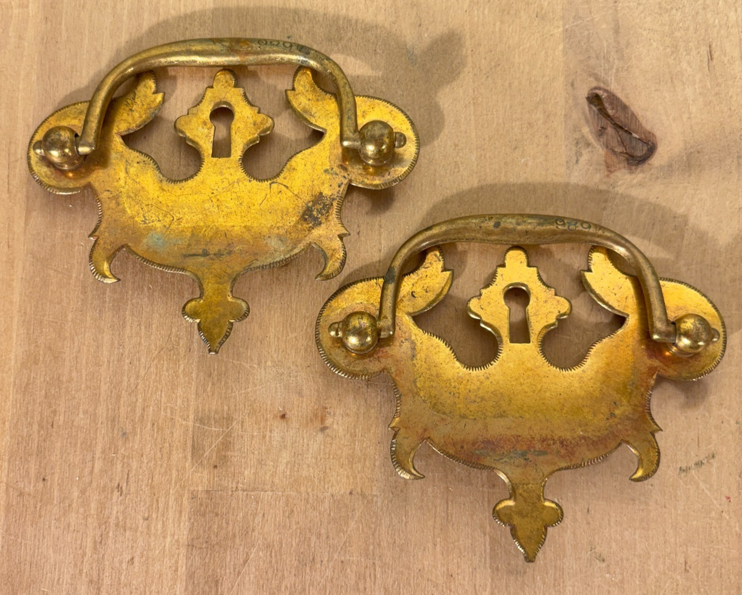 Pair Vtg Brass Chippendale Batwing Drawer Pulls w Etched Details on Edges #4686
