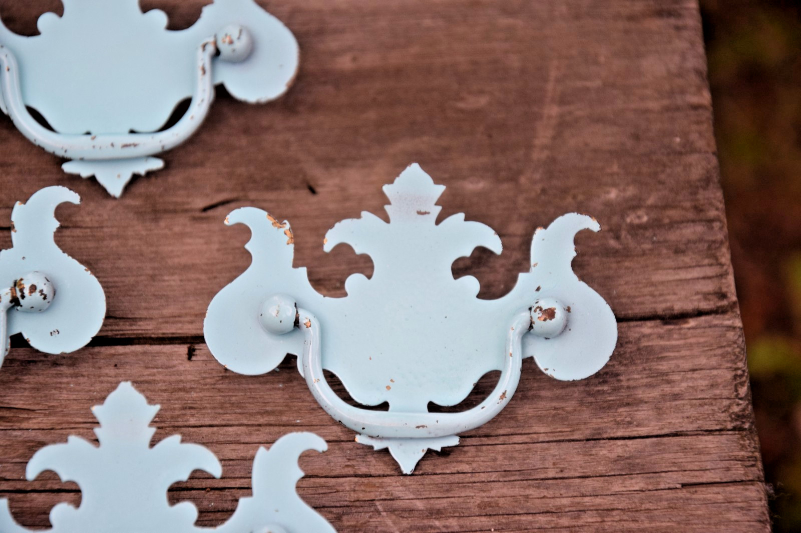 FLEUR DE LIS CHEST OF DRAWERS PULL HANDLE HARDWARE LOT OF 7 PULLS WITH SCREWS