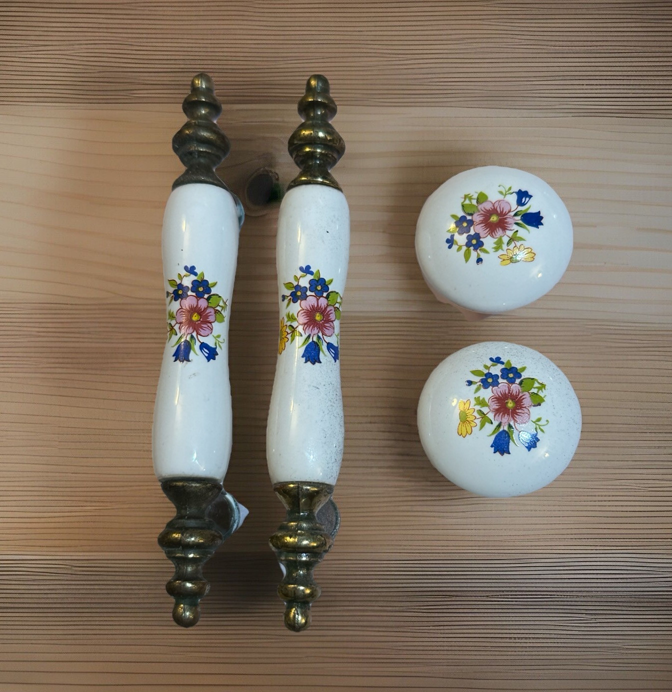 Vtg 2 Drawer Pull Handles & 2 Knobs 1960s White Porcelain & Brass Floral Design