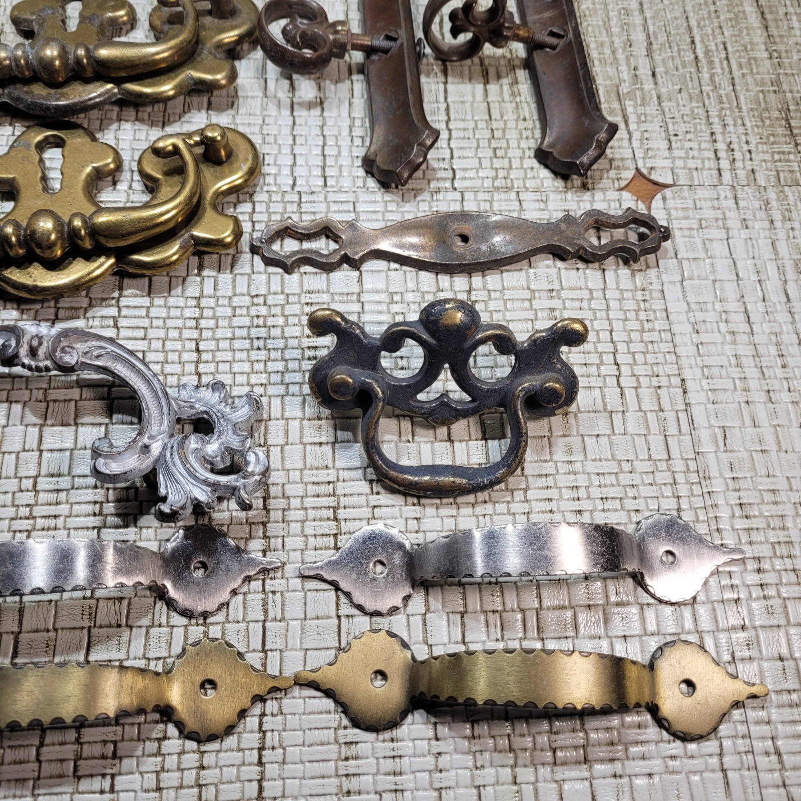 Mixed Lot of Dresser Drawer Pulls Handles (ALL IN PHOTO) NO SCREWS