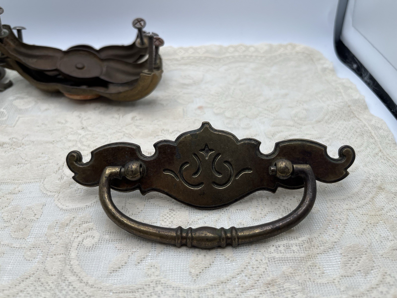 Furniture Pulls Handles Brass Bakelite Vintage Lot Of 13 Hardware Mixed