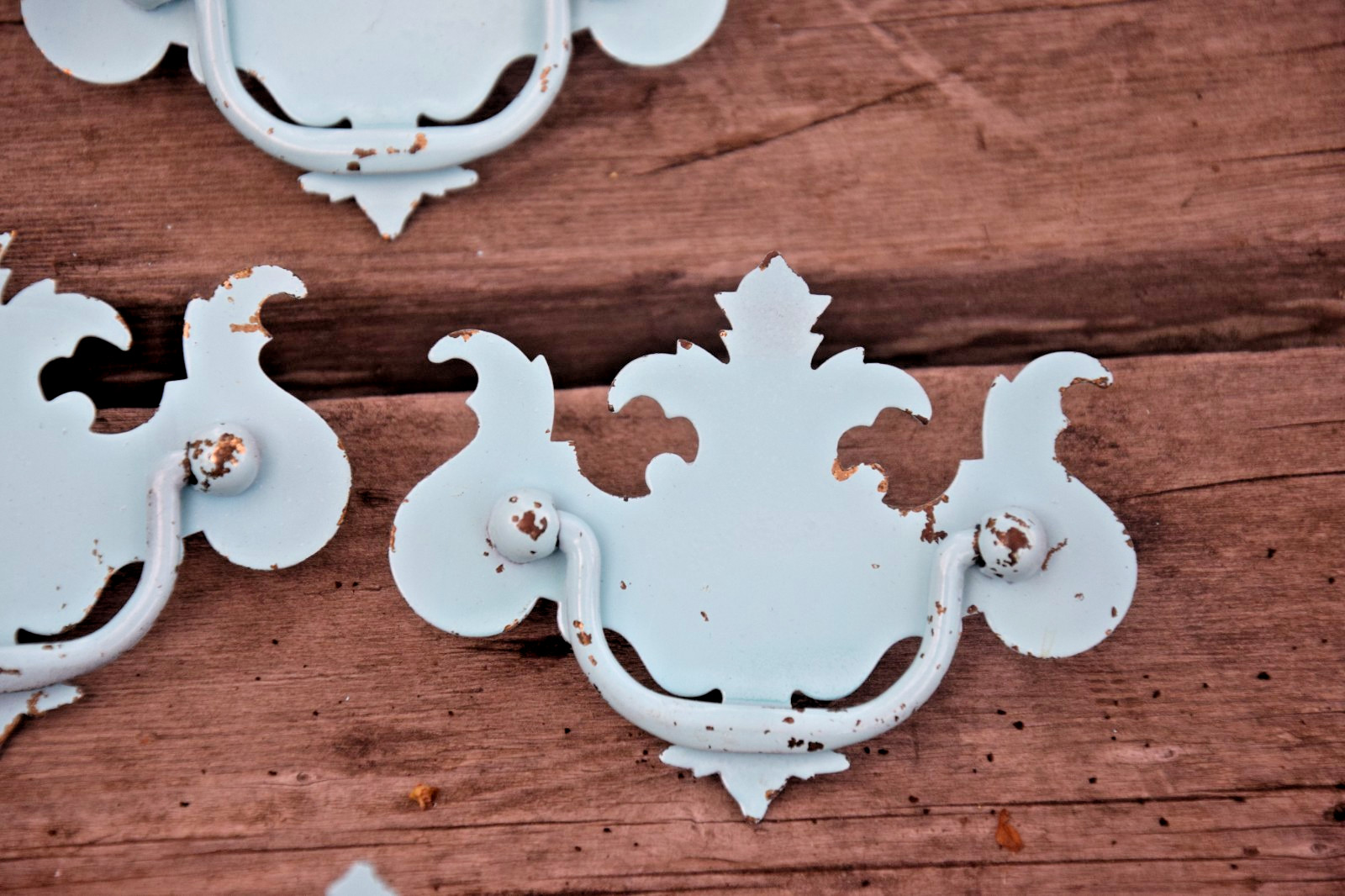 FLEUR DE LIS CHEST OF DRAWERS PULL HANDLE HARDWARE LOT OF 7 PULLS WITH SCREWS